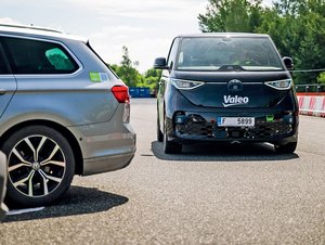 Front assist a adaptivní tempomat podrobně: Od tempostatu po ACC