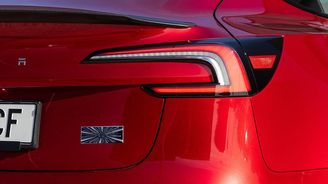 Auta letos povinně dostanou nová brzdová světla. Pokud je uvidíte, zbystřete! Auta letos povinně dostanou nová brzdová světla. Pokud je uvidíte, zbystřete!