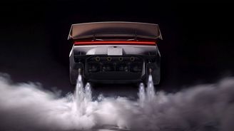 Tesla Roadster ukázala úplně zbytečnou funkci Tesla Roadster ukázala úplně zbytečnou funkci