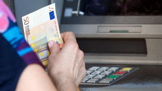 Euro kleslo na týdenní minimum kvůli obavám ohledně Řecka