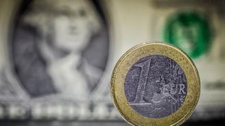 Dolar je nejsilnější za 11 let, naopak euro před jednáním ECB klesá