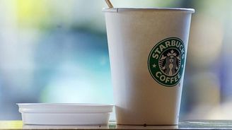 Starbucks zastavil nákup kávy. Sucho a škůdci vyhnaly cenu o 90 procent