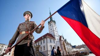 Podle sebe soudím tebe? Politikům jde jen o osobní prospěch, míní Češi