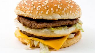 Burger King nabídl McDonald's příměří, chce společný sendvič