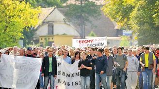 V Ústí nad Labem asi 400 lidí protestuje proti "nepřizpůsobivým"