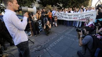 Protiromský protest skončil slovními potyčkami před Úřadem vlády