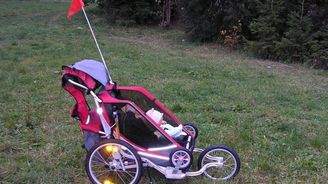 S dětským vozíkem se podle zákona nesmí na silnici ani na cyklostezku