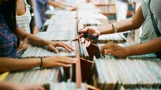 Američané méně kupují hudbu online, dávají přednost vinylům