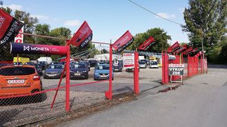 V Česku lidé chtějí benzin, na Slovensku naftu. Ale co třeba barva či stáří ojetin? V Česku lidé chtějí benzin, na Slovensku naftu. Ale co třeba barva či stáří ojetin?