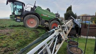Největší perličky z pojišťovny: Nadržení ptáci, trkající kozel i kombajn na zahradě Největší perličky z pojišťovny: Nadržení ptáci, trkající kozel i kombajn na zahradě