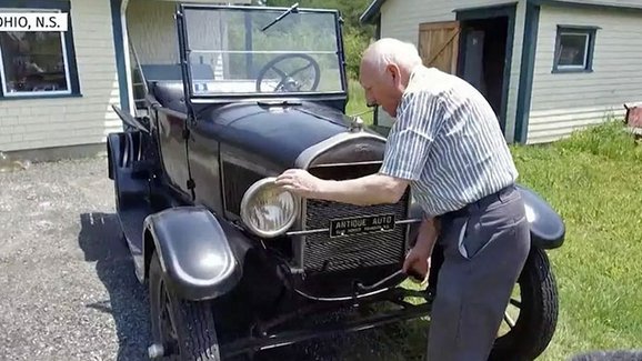 Sedmaosmdesátiletý senior řídí už 70 let stejný Ford Model T