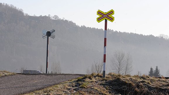 Počet nehod na železničních přejezdech roste. Jak řešit tuto nebezpečnou situaci?