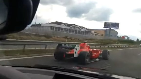 Video: Po dálnici D4 u Příbrami se proháněla formule. Zatoulaného závodníka teď hledá policie