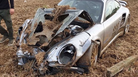 Řidič rozjel 1700koňové Porsche na 365 km/h. Jenže zapomněl, že musí taky zastavit