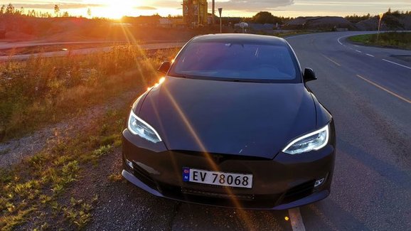 Elektromobily v Norsku překonaly další rekord, Tesla prodala jen o 150 aut méně než VW