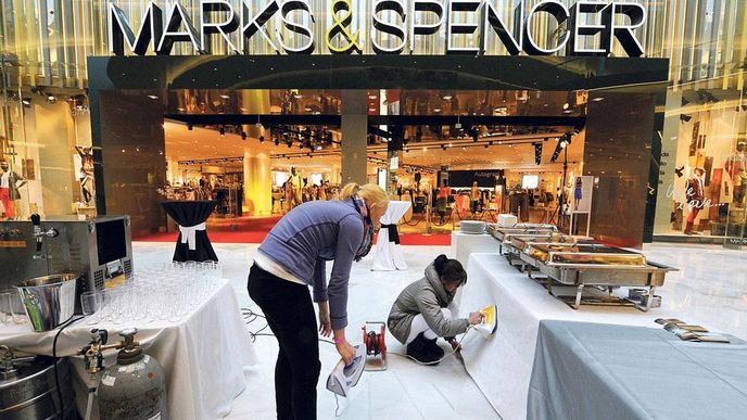 Poslední úpravy probíhaly před prodejnou módy Marks & Spencer v pražském Centru Černý Mos