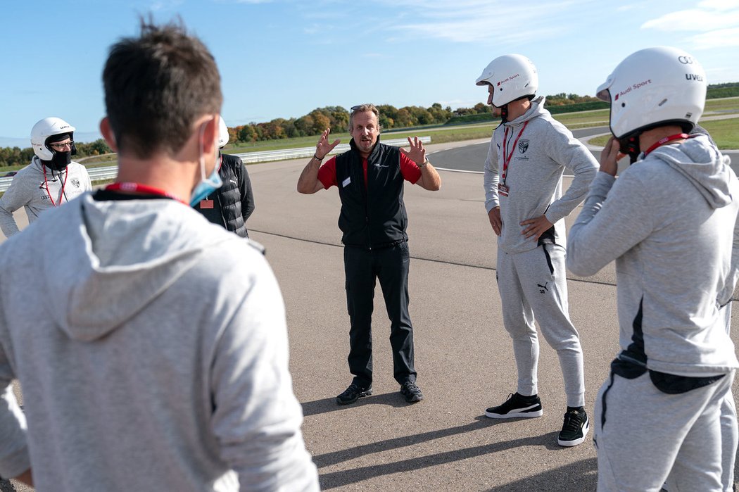 Na kurzech bezpečné jízdy se připravte na to, že můžete i dost vymrznout. Mnoho věcí instruktoři vysvětlují mimo vozidlo.