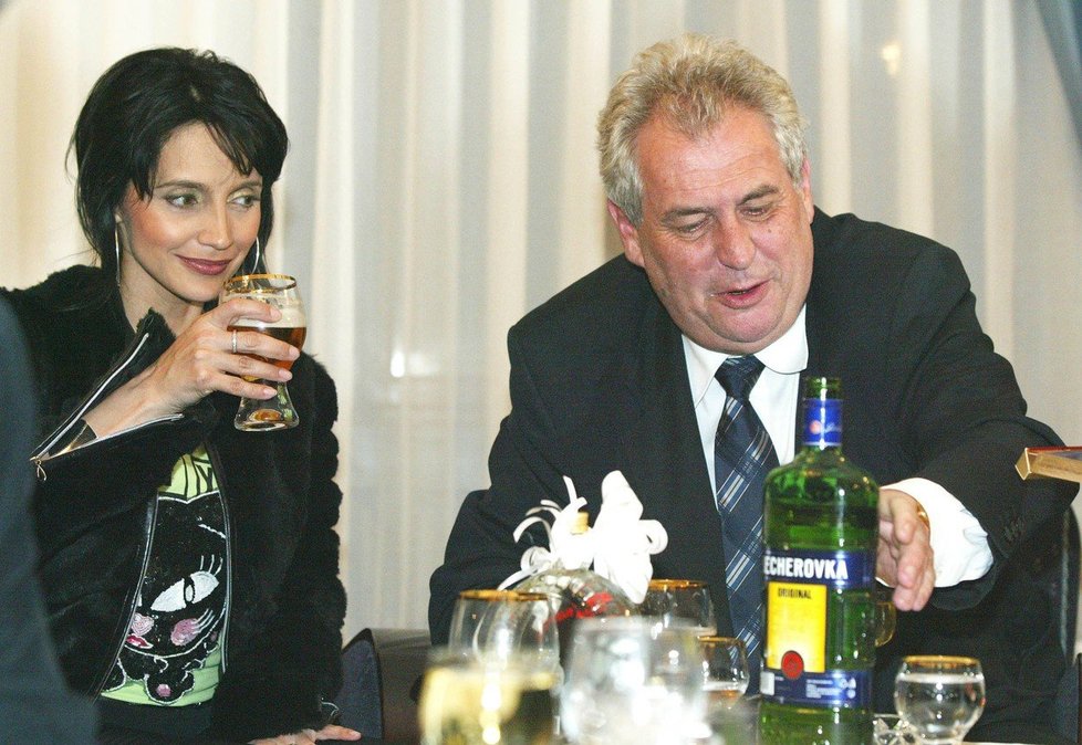 Nejslavnějším konzumentem Becherovky byl svého času Miloš Zeman