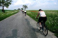 Agresor ohrožoval rodinu s dětmi! Na cyklisty v Troji vytáhl rozbitou lahev