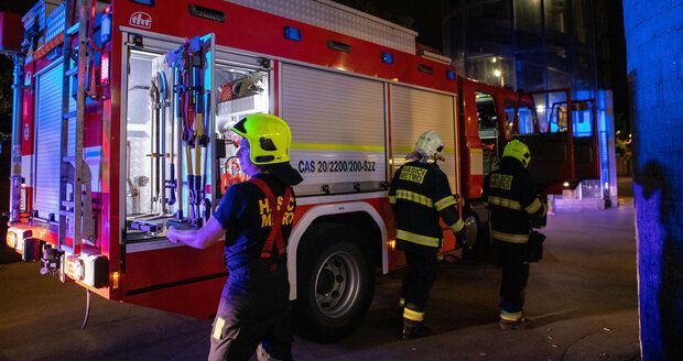 Muž z Hradce chtěl upálit vlastní rodinu: Dveře bytu polil hořlavinou a zapálil, uvnitř byly děti!