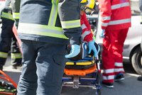 Šílená nehoda v Domažlicích: Auto na přechodu vážně zranilo dva chodce!