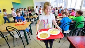 Ve školní jídelně se stravuje osm z deseti dětí. Průměrný pololetní výdaj na obědy činí 3710 Kč.