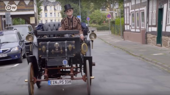 Jak se řídí jedno z nejstarších aut planety? Vůz z roku 1894 smí legálně na silnice