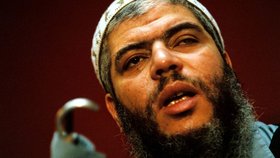 Abu Hamza byl v letech 1997 - 2003 imámem v mešitě na Finsbury Park, kde došlo k útoku. V roce 2015 byl za podporu terorismu odsouzen na doživotí