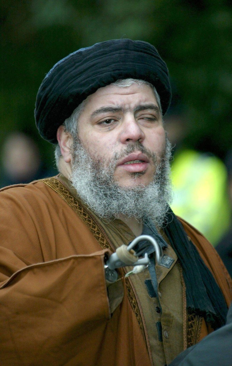 Abu Hamza byl v letech 1997 - 2003 imámem v mešitě na Finsbury Park, kde došlo k útoku. V roce 2015 byl za podporu terorismu odsouzen na doživotí