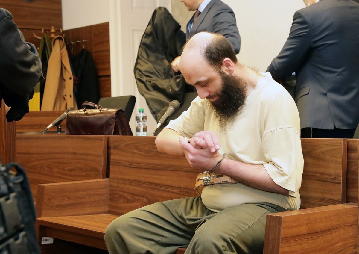 Bývalý pražský imám Sámer Shehadeh u soudu.