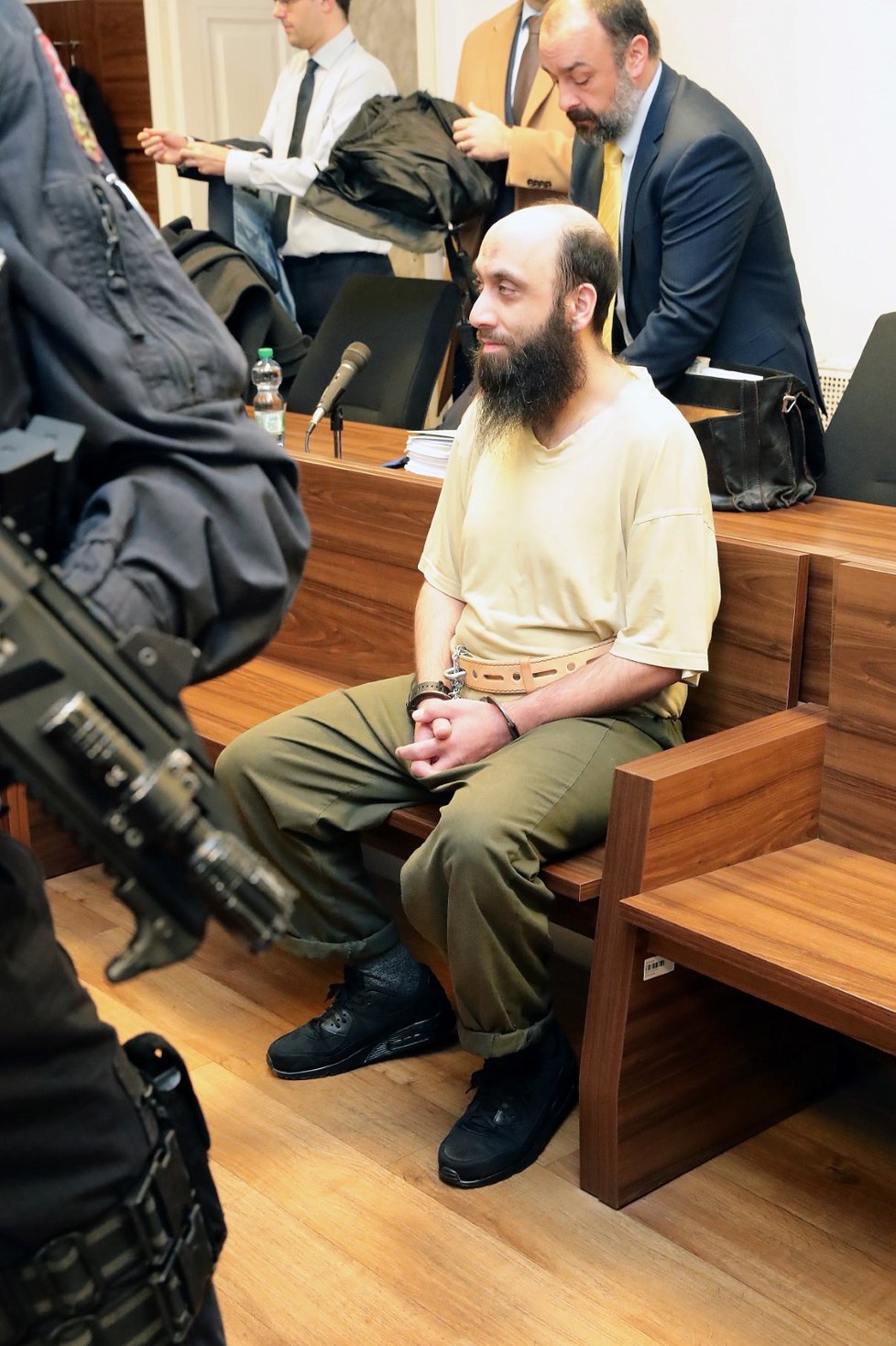 Bývalý pražský imám Sámer Shehadeh u soudu.