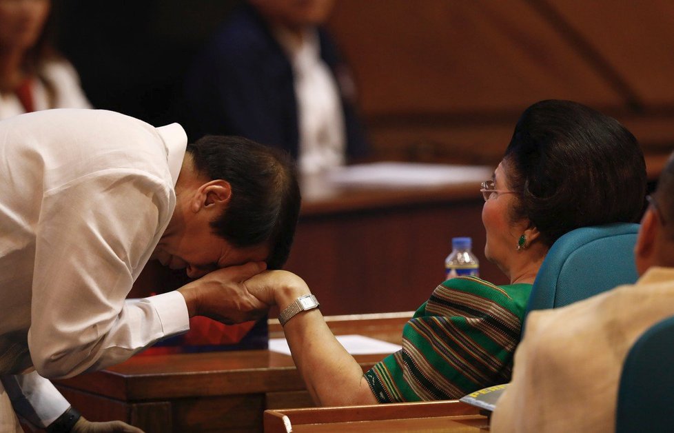 Marcosová se stále těší velké úctě, projevují jí ji i kolegové v kongresu.