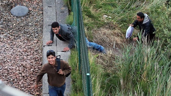  Imigranti, kteří se opět pokusili dostat z francouzského Calais do Doveru přes tunel pod La Manche - ilustrační foto