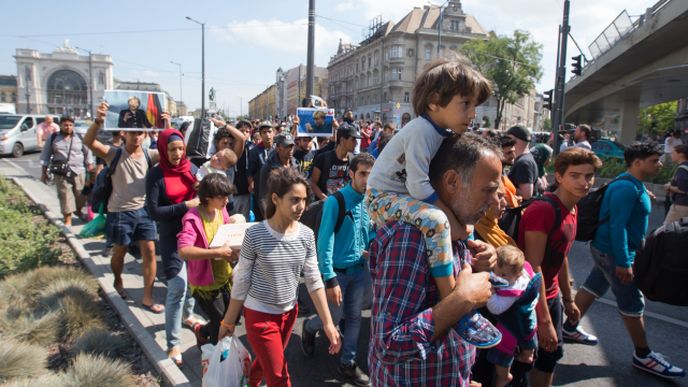 Stovky imigrantů vyrazily pěšky z Maďarska do Rakouska