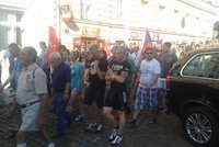 Demonstrace proti imigrantům v Ostravě: Odpůrci řečnili, zastánci jedli, tančili a četli si