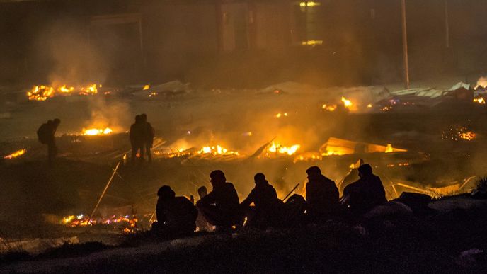 Uprchlický tábor Grande-Synthe nedaleko města Dunkerque shořel v noci na úterý na prach.