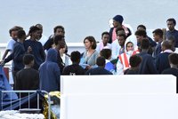 Loď začala střílet do migrantů. Neuposlechli prý pokyny, jedna žena zemřela