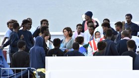 Převážně eritrejští migranti, kteří míří do Itálie.