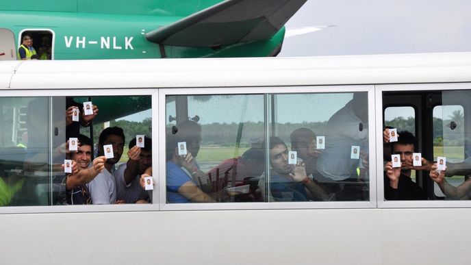 Imigranti jsou přiváženi do australského tábora na ostrove Manus Imigranti jsou přiváženi do australského tábora na ostrove Manus