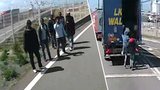 Čeští kamioňáci natočili praktiky uprchlíků. Vnikají k nim i po 10 a zalézají za palety