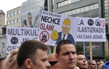 Bojiště Bratislava: Při protestech proti uprchlíkům bylo zatčeno 60 Čechů! V ulicích se válčilo...