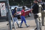 Zaměstnance, kteří se neprokázali platnými doklady, odvezla imigrační policie