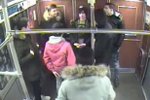 Skupinka nezletilých imigrantů zapálila na Vánoce bezdomovce v berlínském metru: Policie už je dopadla.