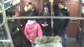 Skupinka nezletilých imigrantů zapálila na Vánoce bezdomovce v berlínském metru: Policie už je dopadla.