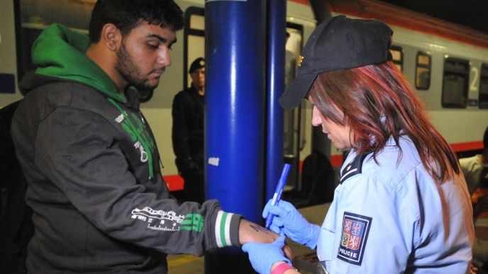 Policie zapisovala v úterý čísla na ruce přistěhovalců zadržených v Břeclavi.