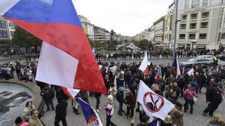 Na Václavském náměstí v Praze se sešlo několik stovek odpůrců i zastánců uprchlíků