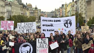 Nočníčci a sluníčka se perou a blbost kvete. A slovo sluníčkář vynalezl Jiří X. Doležal!