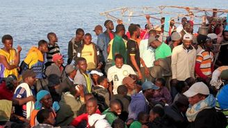 Do Itálie po moři proudí tisíce imigrantů, deset zemřelo u pobřeží Libye 