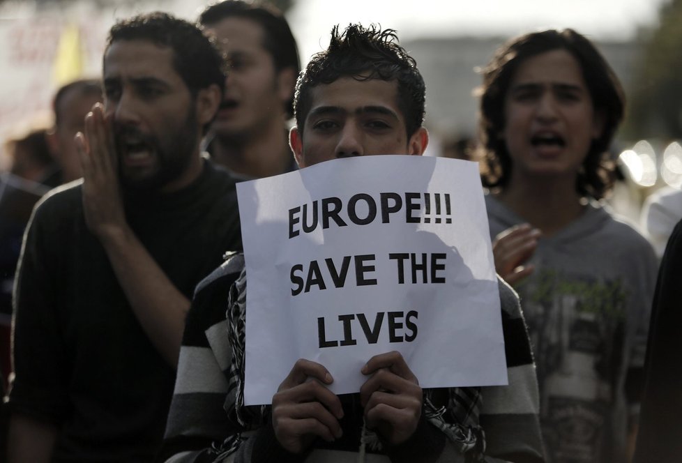 Imigranti žijící v Řecku na protestu proti dění ve Středomoří.