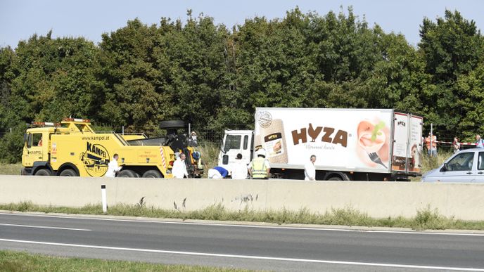 Přes 70 mrtvých běženců našla rakouská policie v odstaveném kamionu